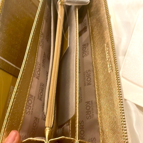 Michael Kors White and Gold Women's Wristlet NWT - Picture 2 of 10